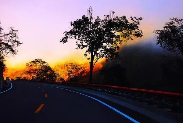 怒江「 美麗公路」，從人間通往「仙境」