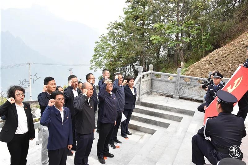 怒江常委班子走進(jìn)知子羅開(kāi)展黨史學(xué)習(xí)教育