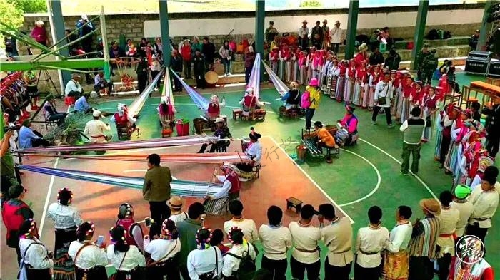 丙中洛是歷代商賈由茶馬古道進出西藏的必經(jīng)之地，各族群眾因此在這不斷扎根安家，經(jīng)過千百年的交流交融，逐步形成了丙中洛鎮(zhèn)現(xiàn)在怒族、獨龍族、藏族、傈僳族、漢族等16個民族聚居的格局，各民族早已形成了血脈相連、親密無間的關(guān)系，新中國成立后，特別是1954年怒江傈僳族自治州成立后，在黨中央的親切關(guān)懷和黨的民族政策的光輝照耀下，各民族群眾不斷鑄牢中華民族共同體意識，同舟共濟，守望相助，團結(jié)奮斗，開創(chuàng)了社會進步、民族團結(jié)、經(jīng)濟發(fā)展、文化繁榮的大好局面。