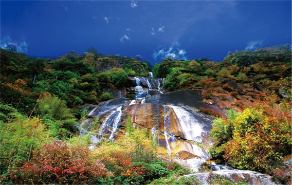 怒江旅游：一場(chǎng)冰雪彩林盛宴，正在怒江亞坪上演